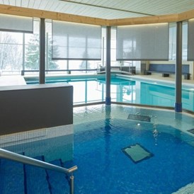 Wanderhotel: Schwimmbad im Winter - Beausite Park Hotel Wengen