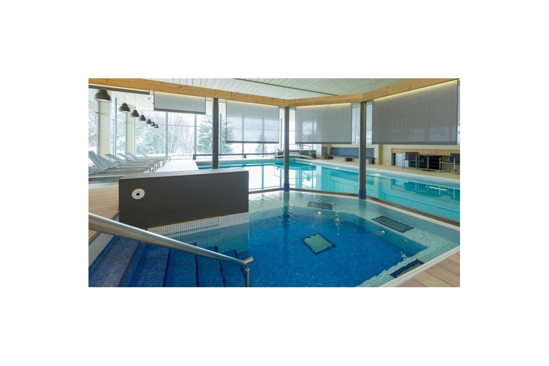 Wanderhotel: Schwimmbad im Winter - Beausite Park Hotel Wengen