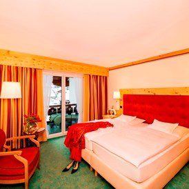 Wanderhotel: Alle Zimmer sind mit Zirbenholz ausgestattet und lässt Sie erholsam schlafen.  - Parkhotel Wallgau