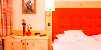 Wanderurlaub - Fahrstuhl - Bayern - Doppelzimmer Balkon verfügt über Minibar, Smart TV und einen zur Gartenseite ausgerichteten Balkon.  - Parkhotel Wallgau