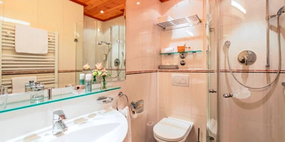 Wanderurlaub - Fahrstuhl - Bayern - Glasrunddusche und ein ebenerdiger Zugang erwartet Sie in Ihrem Badezimmer.  - Parkhotel Wallgau