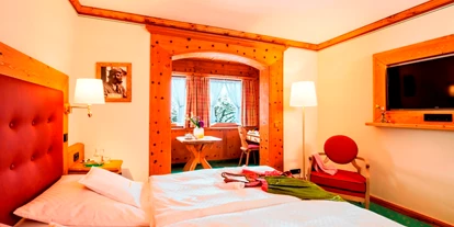 Wanderurlaub - Fahrstuhl - Bayern - Das Doppelzimmer Dorfblick, in Zirbenholz ausgestattet hat ein kleines Stüberl mit 2-Sitzer und Schreibtisch. - Parkhotel Wallgau