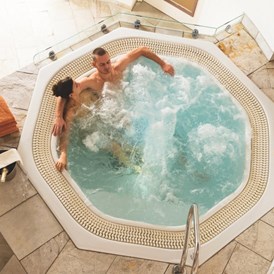Wanderhotel: Entspannen Sie nach der Wanderung in unserem Whirlpool. Alternativ steht Ihnen ein Schwimmbecken mit 7 x 10 m zur Verfügung. - Parkhotel Wallgau