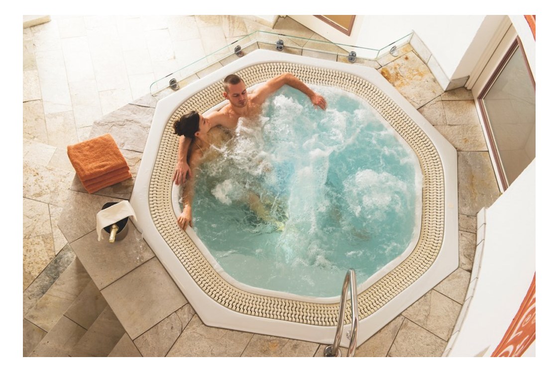 Wanderhotel: Entspannen Sie nach der Wanderung in unserem Whirlpool. Alternativ steht Ihnen ein Schwimmbecken mit 7 x 10 m zur Verfügung. - Parkhotel Wallgau