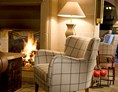 Wanderhotel: Hotelbar mit Kaminfeuer. - GOLFHOTEL Les Hauts de Gstaad & SPA