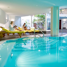 Wanderhotel: Indoor-Pool im SPA.  - GOLFHOTEL Les Hauts de Gstaad & SPA