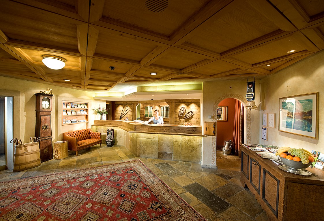 Wanderhotel: Reception / Empfang Golfhotel Les Hauts de Gstaad & SPA.  - GOLFHOTEL Les Hauts de Gstaad & SPA