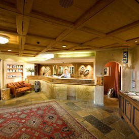 Wanderhotel: Reception / Empfang Golfhotel Les Hauts de Gstaad & SPA.  - GOLFHOTEL Les Hauts de Gstaad & SPA