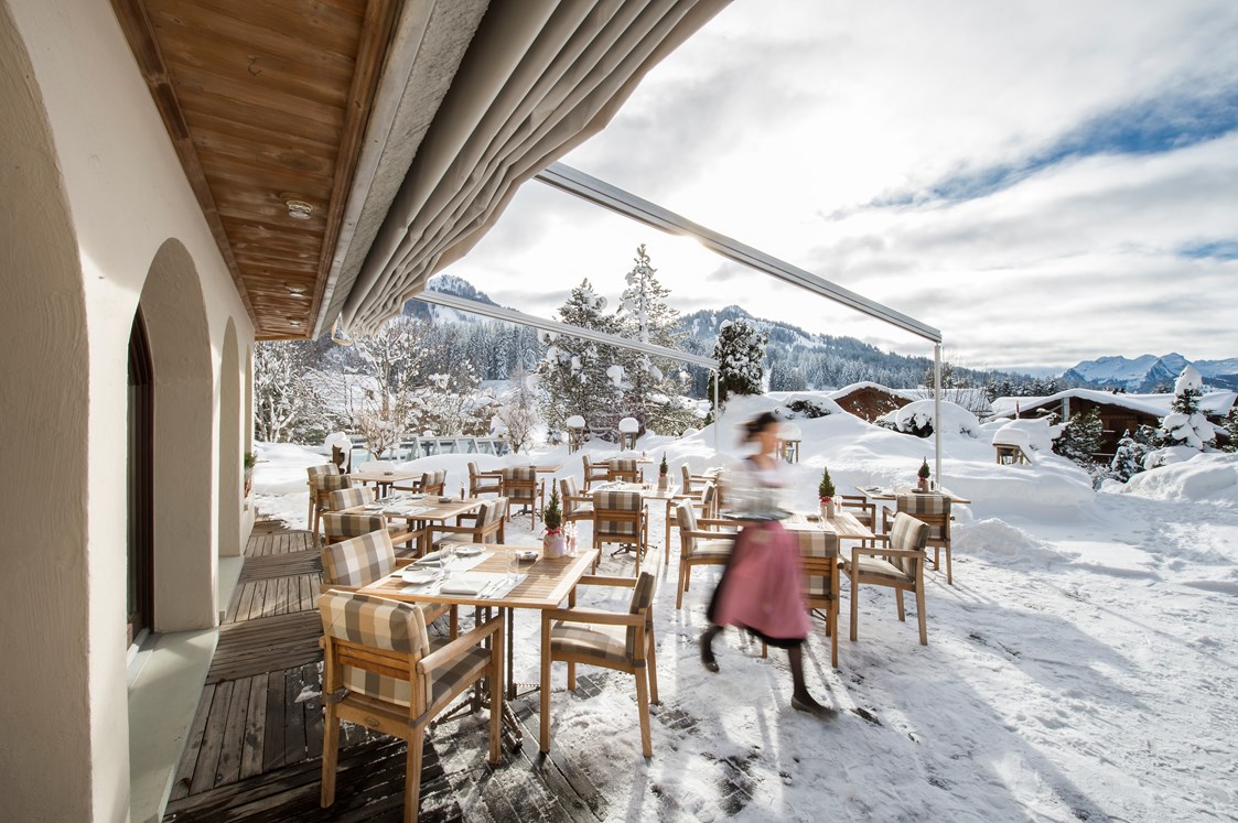 Wanderhotel: Panoramaterrasse mit Blick in die Berge des Saanenlandes.  - GOLFHOTEL Les Hauts de Gstaad & SPA