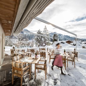 Wanderhotel: Panoramaterrasse mit Blick in die Berge des Saanenlandes.  - GOLFHOTEL Les Hauts de Gstaad & SPA