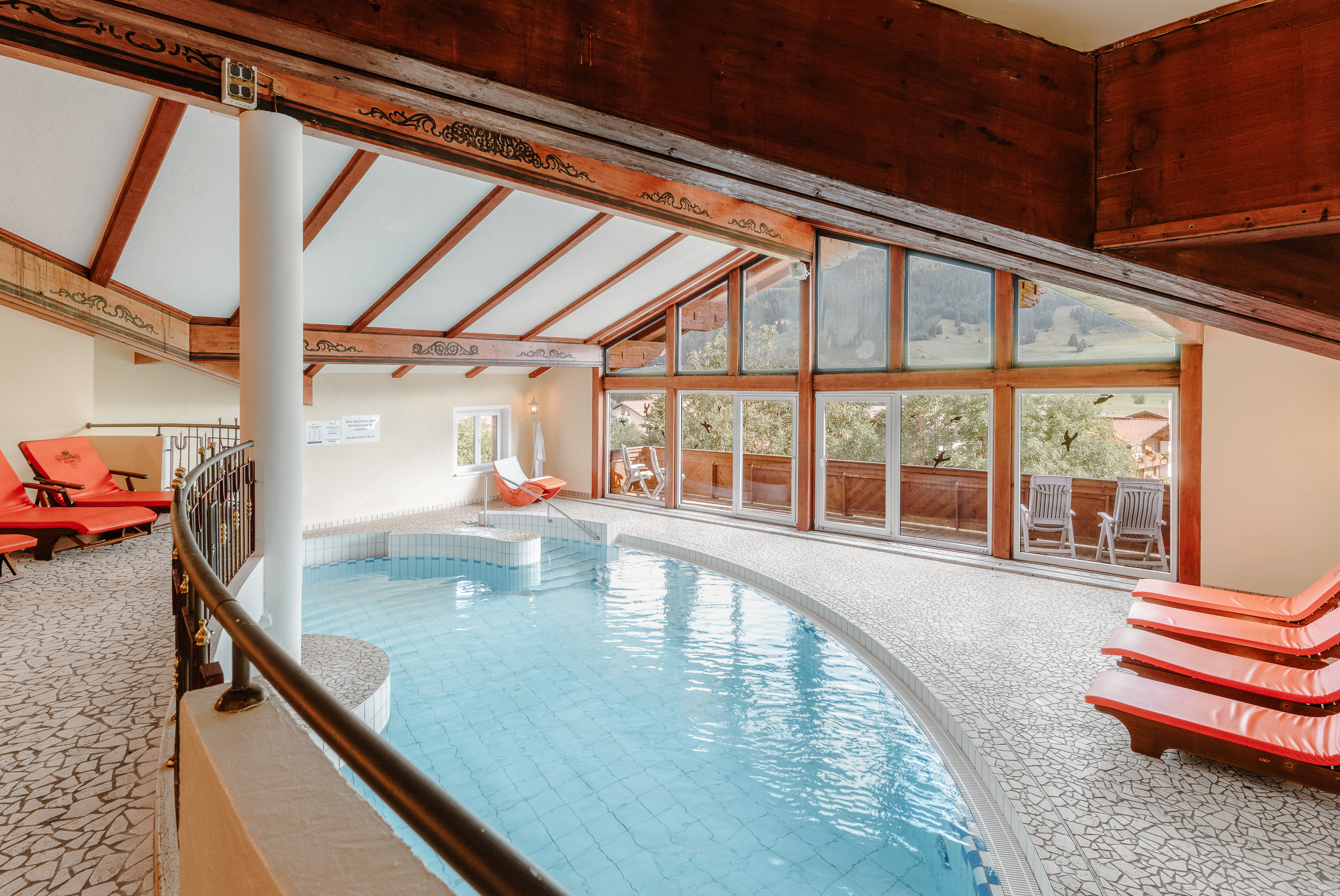 Wanderurlaub - Tiroler Oberland - Innenpool in der 4. Etage - Hotel Schwarzer Adler