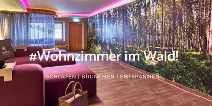 Wanderurlaub - Fahrstuhl - Bayern - DAS FRITZ bietet ein einzigartiges Hotelerlebnis. - Hotel Fritz - Wohnzimmer im Wald