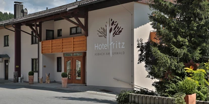 Wanderurlaub - Fahrstuhl - Bayern - Im Hotel Fritz lässt sich der Charm aller vier Jahreszeiten entdecken - Hotel Fritz - Wohnzimmer im Wald