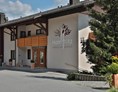 Wanderhotel: Im Hotel Fritz lässt sich der Charm aller vier Jahreszeiten entdecken - Hotel Fritz - Wohnzimmer im Wald
