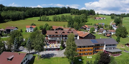 Wanderurlaub - Fahrstuhl - Bayern - Aus der Natur ragen die Bäume buchstäblich heraus.  - Hotel Fritz - Wohnzimmer im Wald