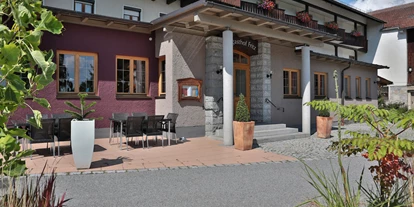 Wanderurlaub - Fahrstuhl - Bayern - Der Eingang zum Hotel der Bäume und zu Ihrem Urlaub! - Hotel Fritz - Wohnzimmer im Wald