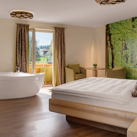 Wanderhotel: Die neuen Suiten bieten Raum für luxuriöse Aufenthalte. Suite Buche - Hotel Fritz - Wohnzimmer im Wald