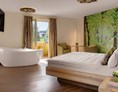 Wanderhotel: Die neuen Suiten bieten Raum für luxuriöse Aufenthalte. Suite Buche - Hotel Fritz - Wohnzimmer im Wald