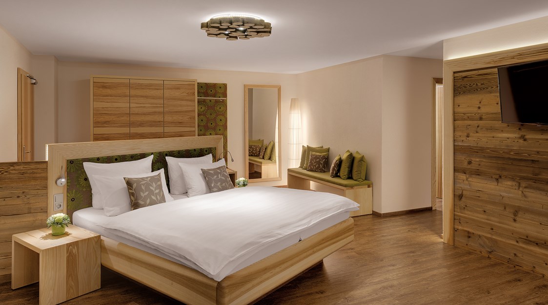 Wanderhotel: Die neuen Suiten bieten Raum für luxuriöse Aufenthalte. Suite Walnuss - Hotel Fritz - Wohnzimmer im Wald