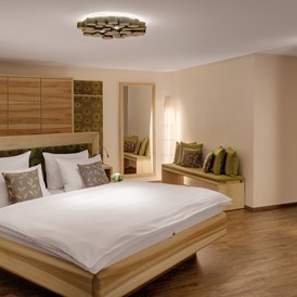 Wanderhotel: Die neuen Suiten bieten Raum für luxuriöse Aufenthalte. Suite Walnuss - Hotel Fritz - Wohnzimmer im Wald