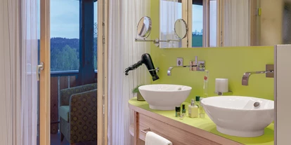 Wanderurlaub - Fahrstuhl - Bayern - Badbeispiel - Hotel Fritz - Wohnzimmer im Wald