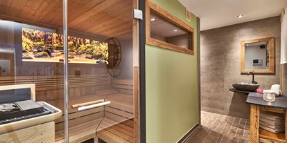 Wanderurlaub - Fahrstuhl - Bayern - Wellness unter Bäumen - Hotel Fritz - Wohnzimmer im Wald