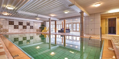 Wanderurlaub - Fahrstuhl - Bayern - Wasser und Wärme zum wachsen.  - Hotel Fritz - Wohnzimmer im Wald