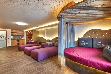 Wanderhotel: Wellnessbereich - Hotel Fritz - Wohnzimmer im Wald