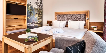 Wanderurlaub - Fahrstuhl - Bayern - Superior Doppelzimmer Lärche - Hotel Fritz - Wohnzimmer im Wald