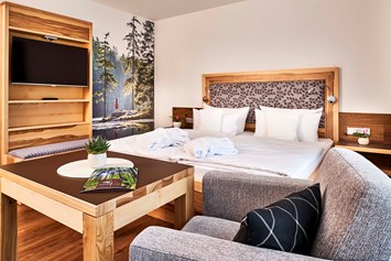 Wanderhotel: Superior Doppelzimmer Lärche - Hotel Fritz - Wohnzimmer im Wald