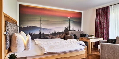 Wanderurlaub - Fahrstuhl - Bayern - Superior Doppelzimmer Fichte - Hotel Fritz - Wohnzimmer im Wald