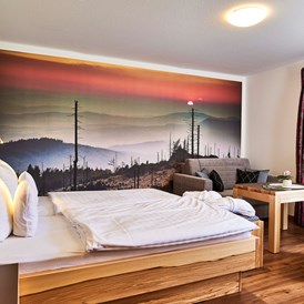 Wanderhotel: Superior Doppelzimmer Fichte - Hotel Fritz - Wohnzimmer im Wald