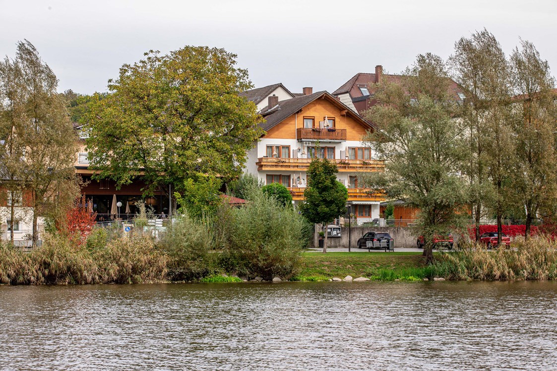 Wanderhotel: Urlaub im Donautal direkt am Donauufer
Unser familiär geführter Landgasthof liegt in der Ortsmitte von Windorf an der Donau, zwischen Rottaler Bäderdreieck und Bayerischer Wald. Idyllisch direkt am Donauradweg gelegen ist unser gemütlicher Biergarten eine beliebte Einkehrstation für Radler und Wanderer.
Unser Landgasthof bürgt für beste Qualität und wurde schon mehrfach mit dem Prädikat „Bayerische Küche“ ausgezeichnet. Von unseren Gästezimmern aus bietet sich ein herrlicher Blick auf die Donau. - Landgasthof & Hotel Moser