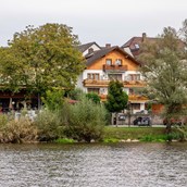 Wanderhotel - Urlaub im Donautal direkt am Donauufer
Unser familiär geführter Landgasthof liegt in der Ortsmitte von Windorf an der Donau, zwischen Rottaler Bäderdreieck und Bayerischer Wald. Idyllisch direkt am Donauradweg gelegen ist unser gemütlicher Biergarten eine beliebte Einkehrstation für Radler und Wanderer.
Unser Landgasthof bürgt für beste Qualität und wurde schon mehrfach mit dem Prädikat „Bayerische Küche“ ausgezeichnet. Von unseren Gästezimmern aus bietet sich ein herrlicher Blick auf die Donau. - Landgasthof & Hotel Moser