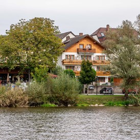 Wanderhotel: Urlaub im Donautal direkt am Donauufer
Unser familiär geführter Landgasthof liegt in der Ortsmitte von Windorf an der Donau, zwischen Rottaler Bäderdreieck und Bayerischer Wald. Idyllisch direkt am Donauradweg gelegen ist unser gemütlicher Biergarten eine beliebte Einkehrstation für Radler und Wanderer.
Unser Landgasthof bürgt für beste Qualität und wurde schon mehrfach mit dem Prädikat „Bayerische Küche“ ausgezeichnet. Von unseren Gästezimmern aus bietet sich ein herrlicher Blick auf die Donau. - Landgasthof & Hotel Moser