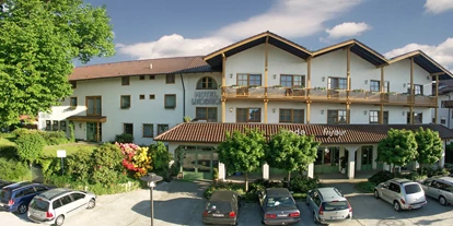 Wanderurlaub - Fahrstuhl - Bayern - Wunderbare Momente der Zweisamkeit erleben - in idyllischer Lage zwischen der Dreiflüssestadt Passau und der Erlebnisregion Bayerischer
Wald logieren. - Hotel Lindenhof