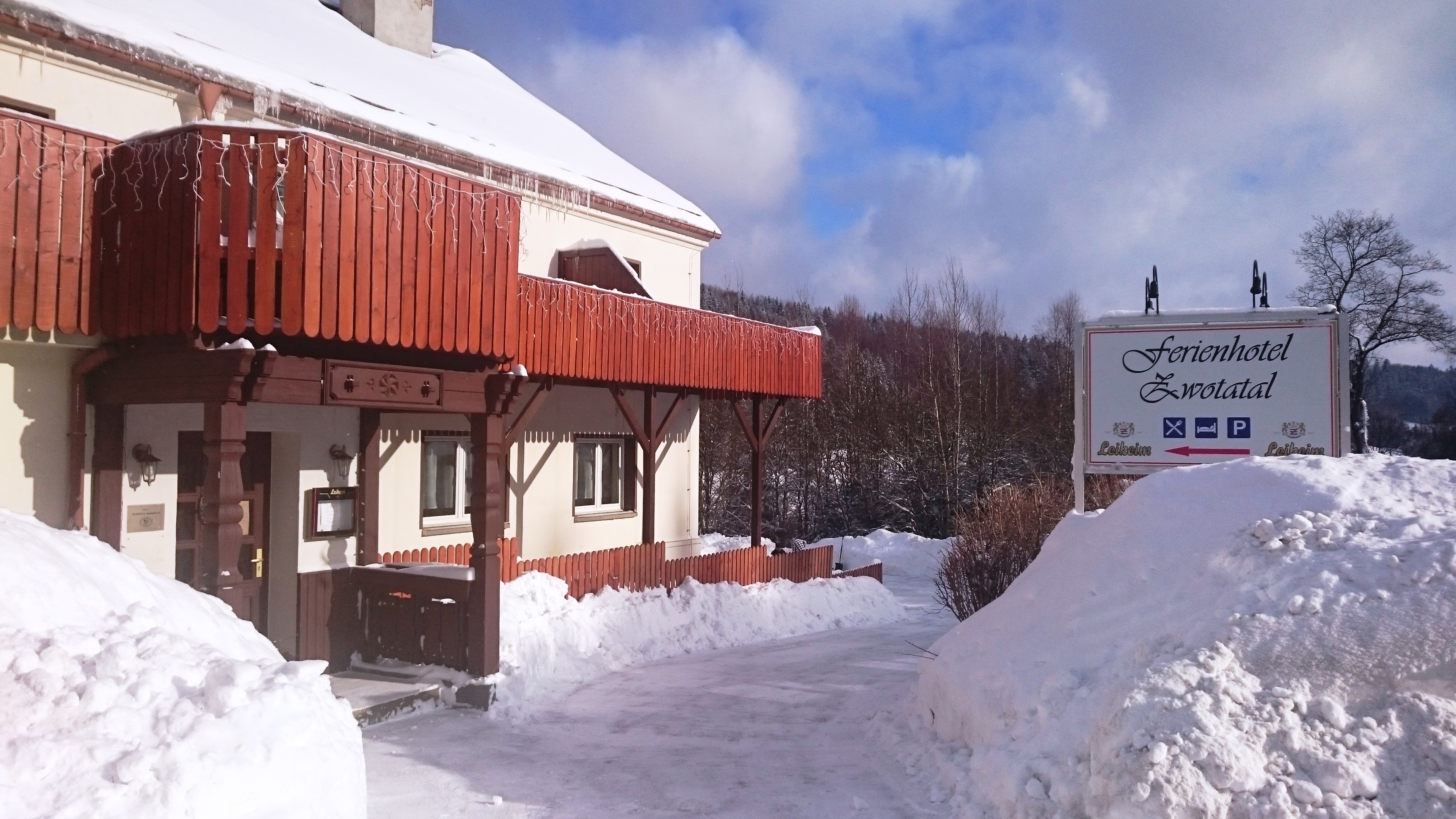 Wanderurlaub - Parkplatz: kostenlos beim Hotel - Zwota - Hotel im Winter - Ferienhotel Zwotatal