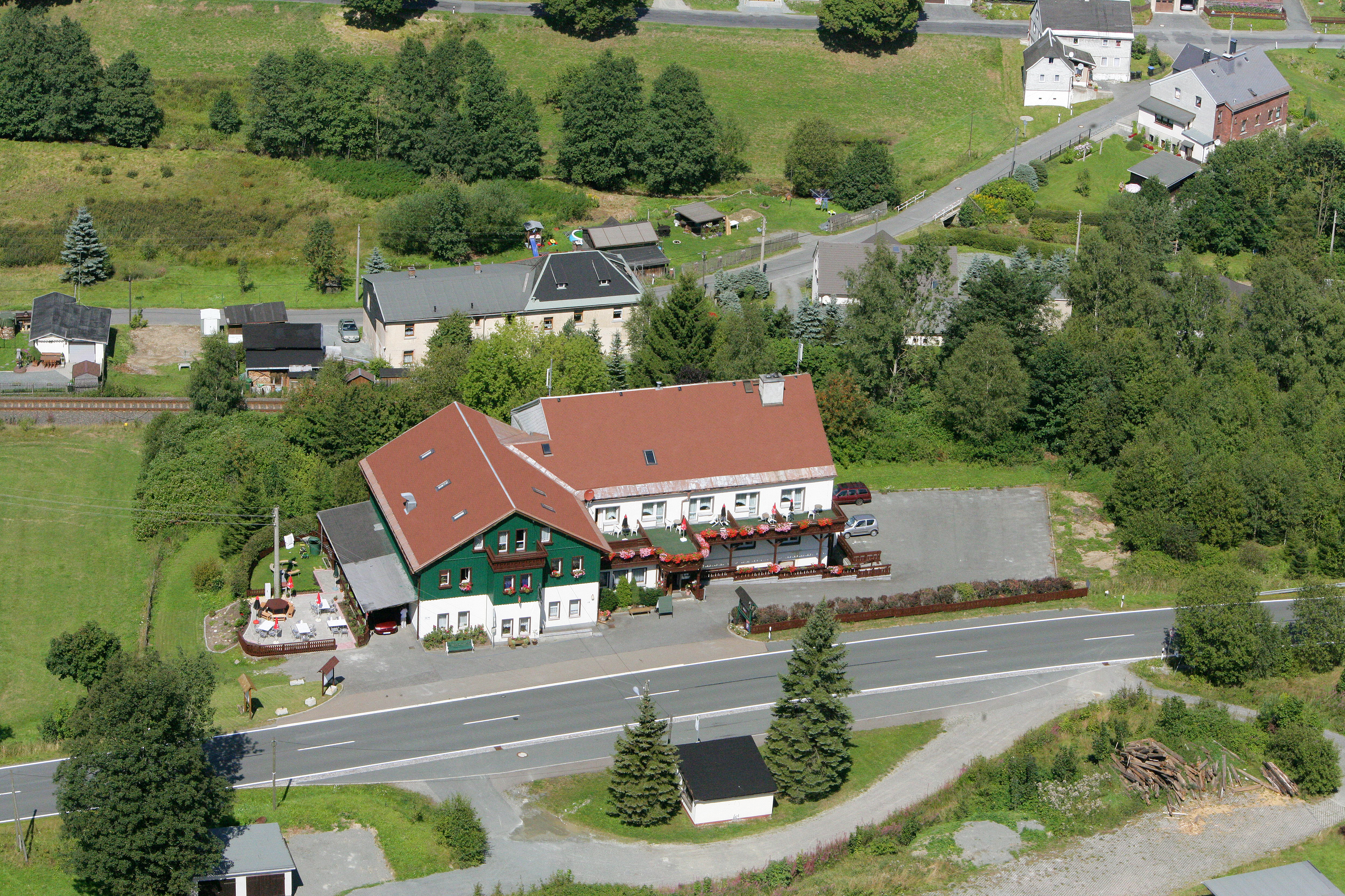 Wanderurlaub - Parkplatz: kostenlos beim Hotel - Zwota - Luftaufnahme Hotel - Ferienhotel Zwotatal