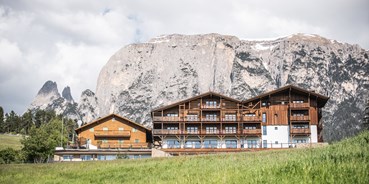 Wanderurlaub - Südtirol - Frontansicht Hotel emmy-five elements -  Hotel Emmy-five elements