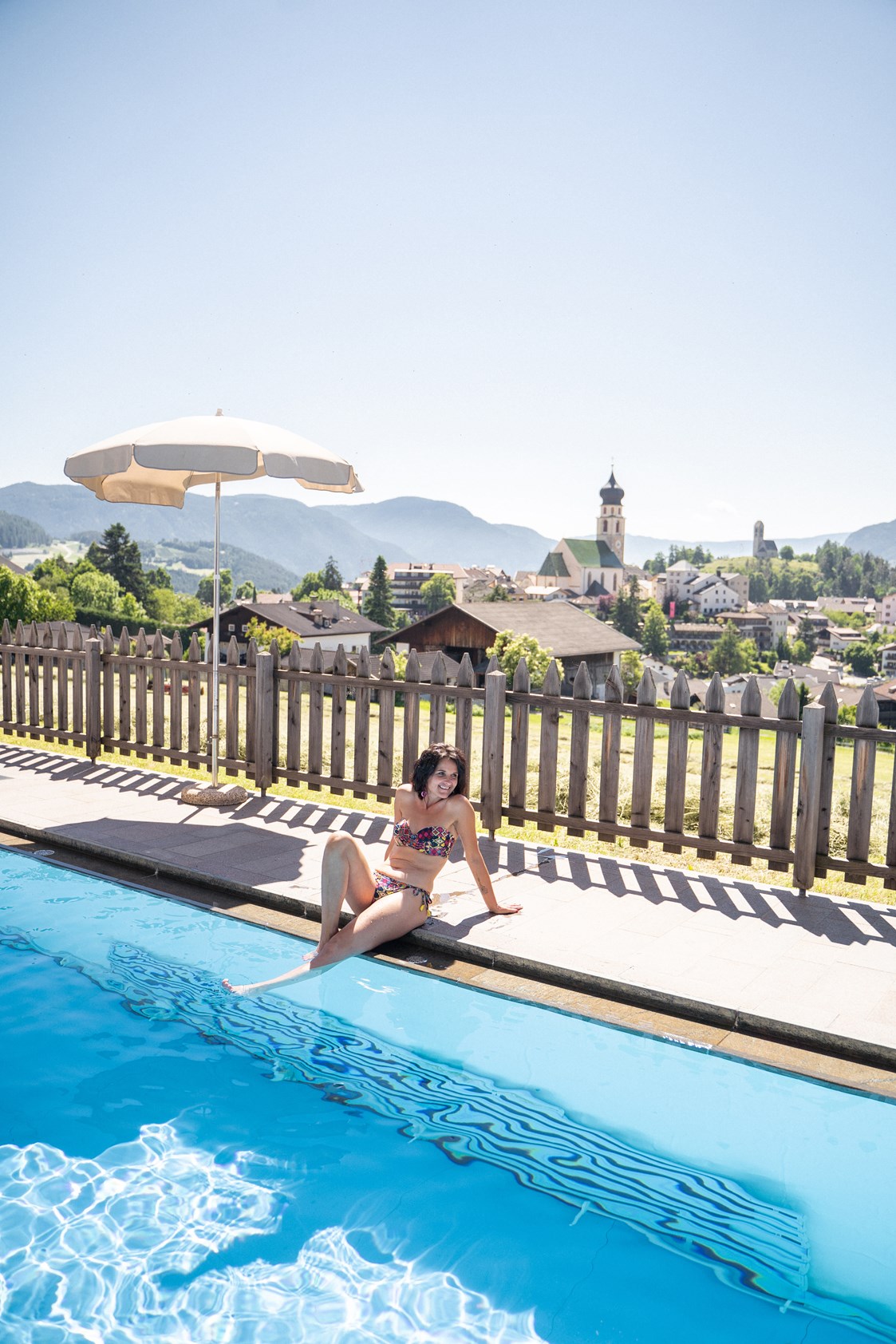 Wanderhotel: Schwimmbad und Blick auf Völs am Schlern. -  Hotel Emmy-five elements