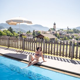 Wanderhotel: Schwimmbad und Blick auf Völs am Schlern. -  Hotel Emmy-five elements