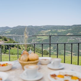 Wanderhotel: Frühstücken auf der Terrasse mit Traum-Aussicht -  Hotel Emmy-five elements