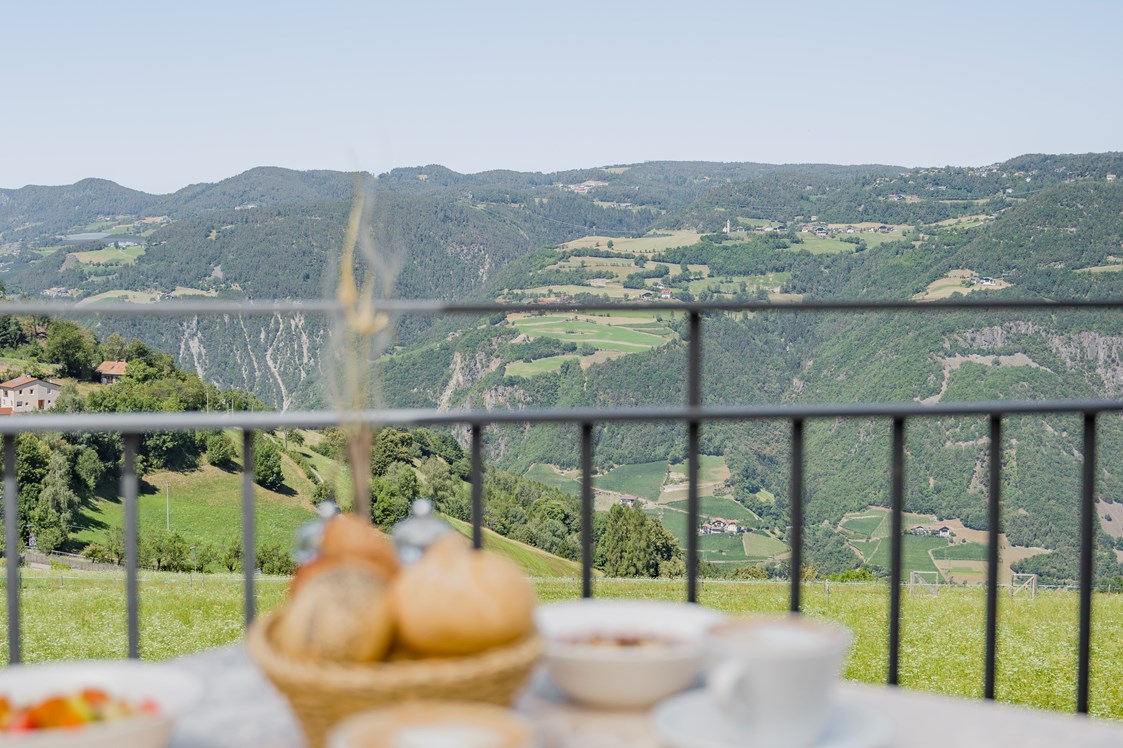 Wanderhotel: Frühstücken auf der Terrasse mit Traum-Aussicht -  Hotel Emmy-five elements