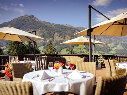 Wanderurlaub - Fahrstuhl - Peakroom Terrasse mit Panoramablick - Hotel Goldried