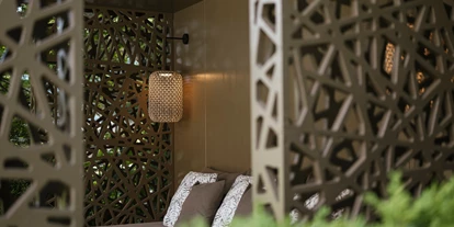 Wanderurlaub - Kinderbetreuung - Italien - Daybed im Garten - Feldhof DolceVita Resort