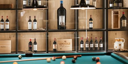Wanderurlaub - Kinderbetreuung - Italien - Billardtisch in der Weinlounge - Feldhof DolceVita Resort