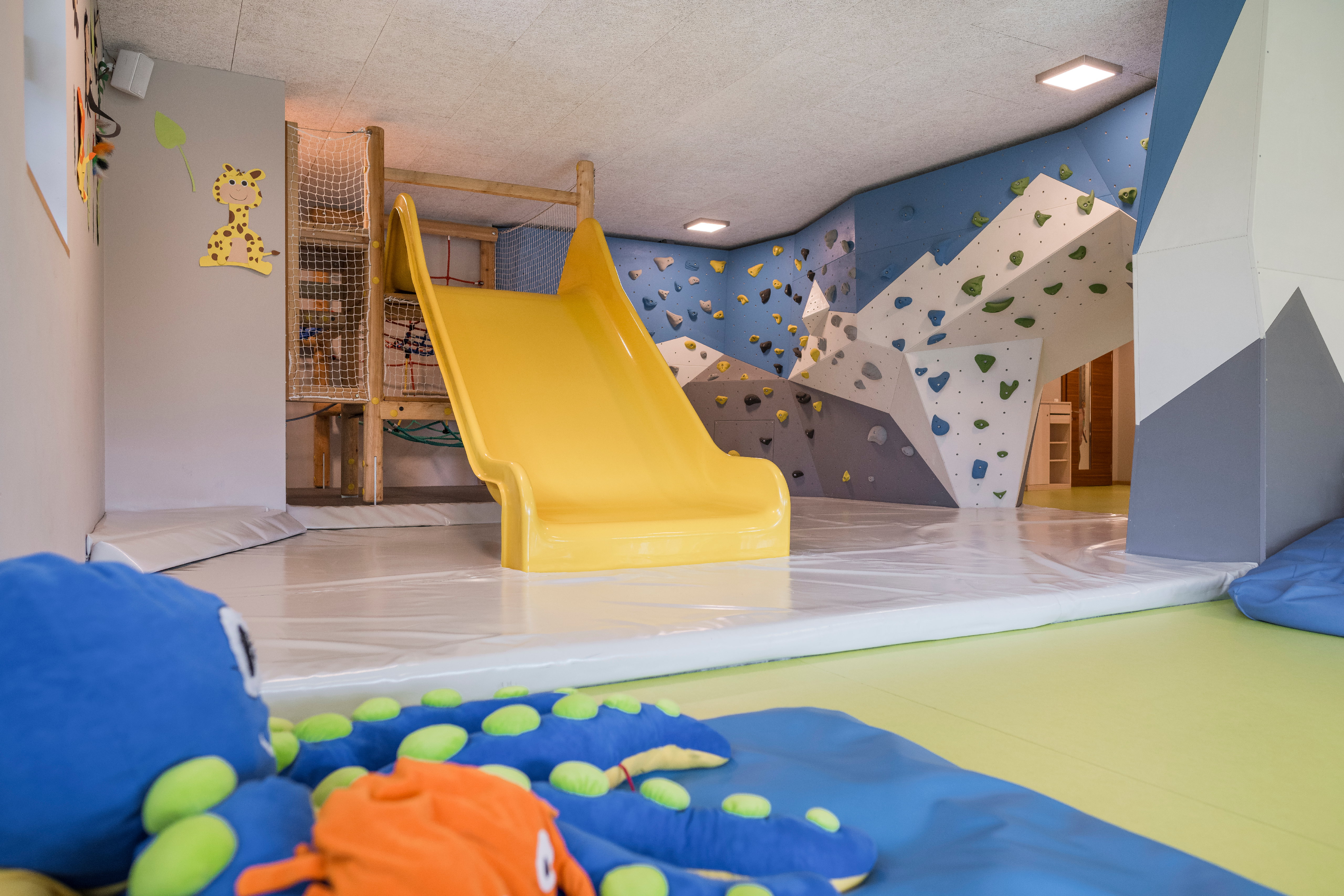 Wanderhotel: Rutsche und Kletterwand im Kinderspielzimmer - Feldhof DolceVita Resort