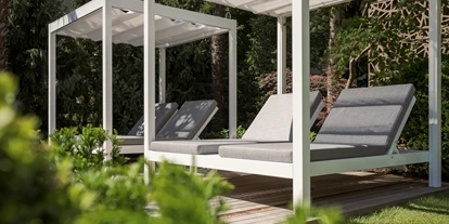 Wanderurlaub - Kinderbetreuung - Italien - Daybed im Garten - Feldhof DolceVita Resort
