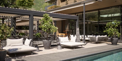 Wanderurlaub - Kinderbetreuung - Italien - Sonnenterrasse im Garten - Feldhof DolceVita Resort