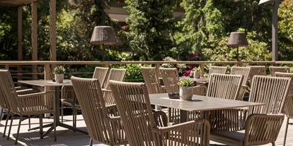 Wanderurlaub - Kinderbetreuung - Italien - Restaurant-Terrasse am Koi-Teich - Feldhof DolceVita Resort